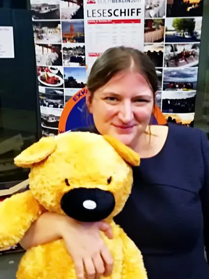 Steffi mit Lese-Bärchen bei der Buch Berlin 2017