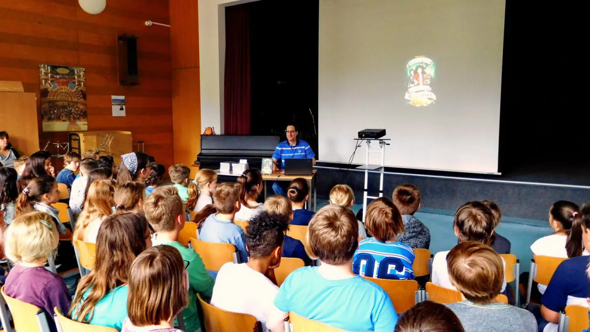 Jugendbuch-Lesung in Berliner Grundschule