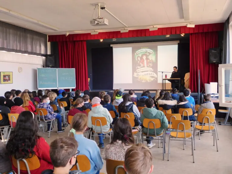 Jugendbuch-Lesung in Berliner Grundschule