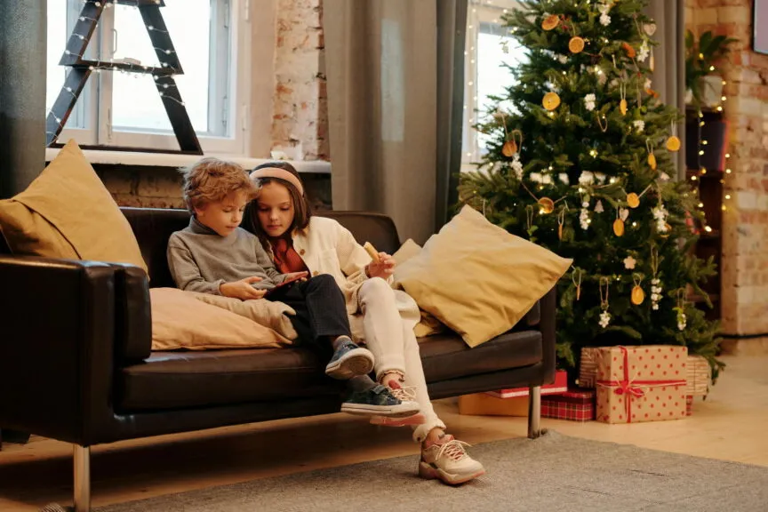 Lesende Kinder zu Weihnachten Lesende Kinder zu Weihnachten